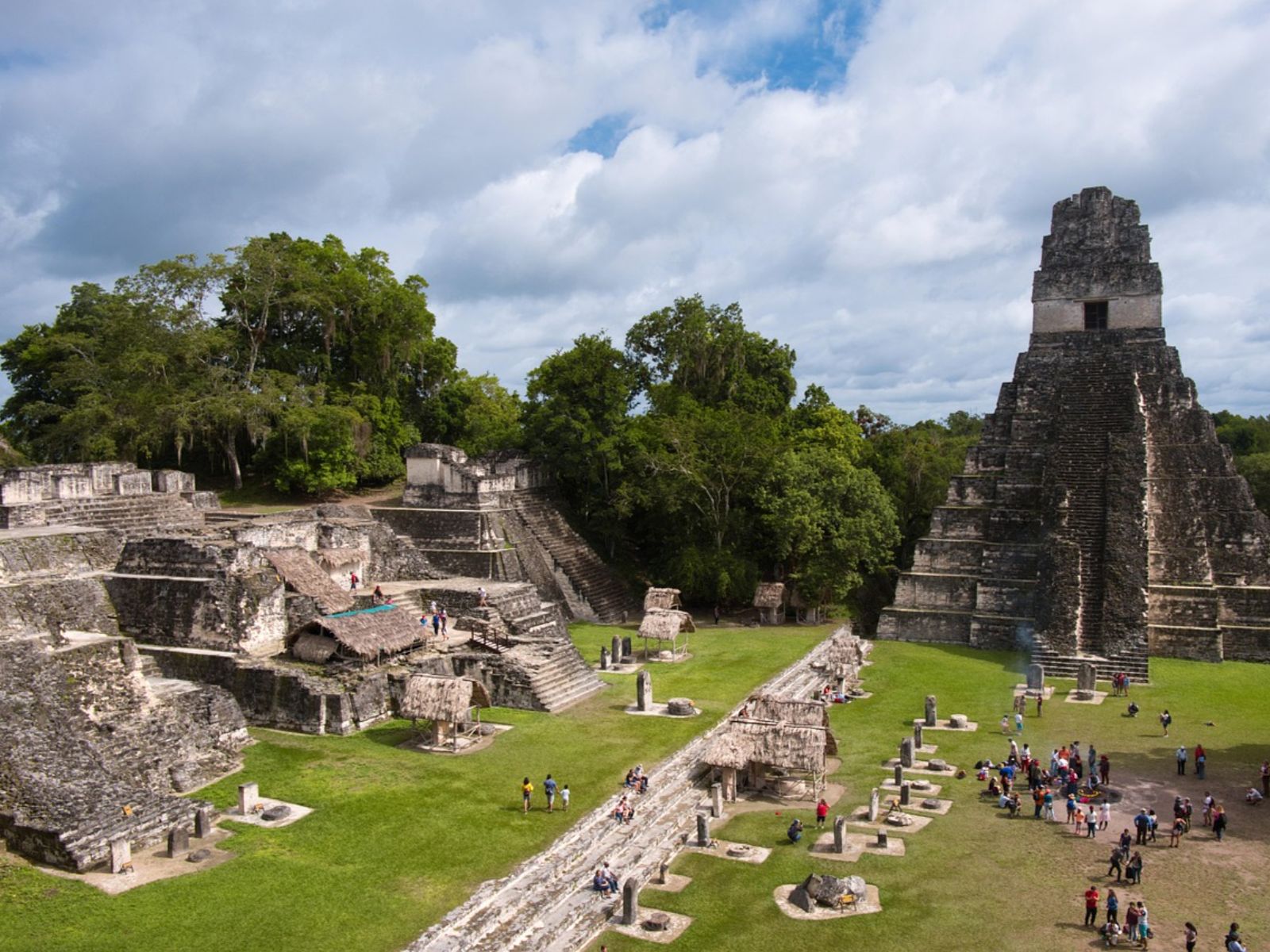 Rondreis Guatemala, Flores, excursie zonsopkomst in Tikal, piramide