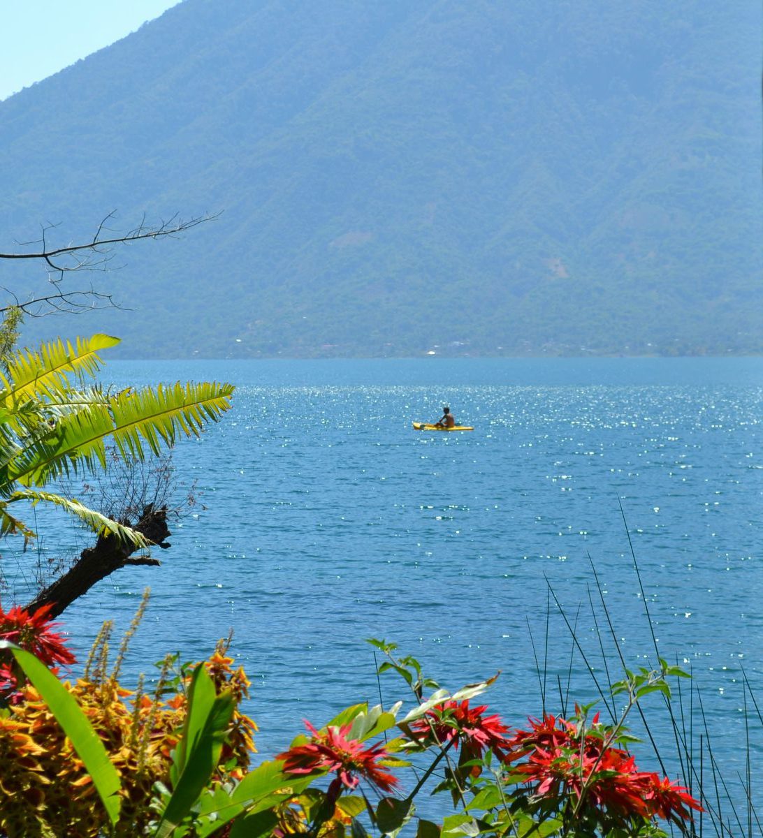 Rondreis Guatemala, Panajachel, excursie kajaktour meer van Atitlán, kano op het meer