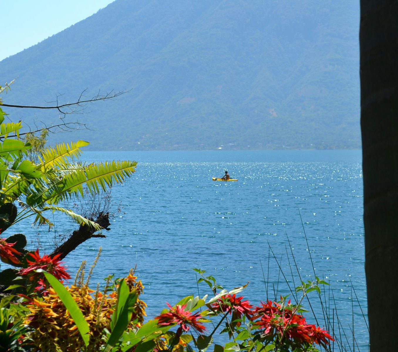 Rondreis Guatemala, Panajachel, excursie kajaktour meer van Atitlán, kano op het meer