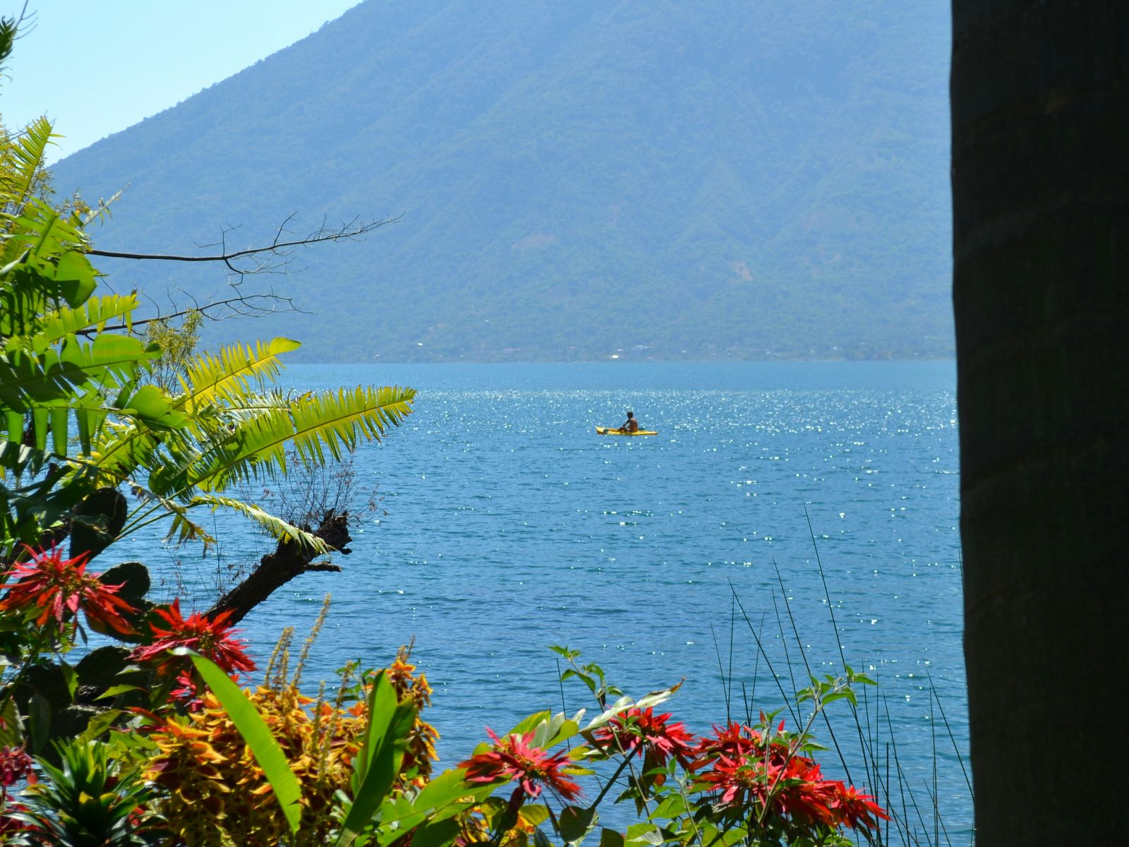 Rondreis Guatemala, Panajachel, excursie kajaktour meer van Atitlán, kano op het meer