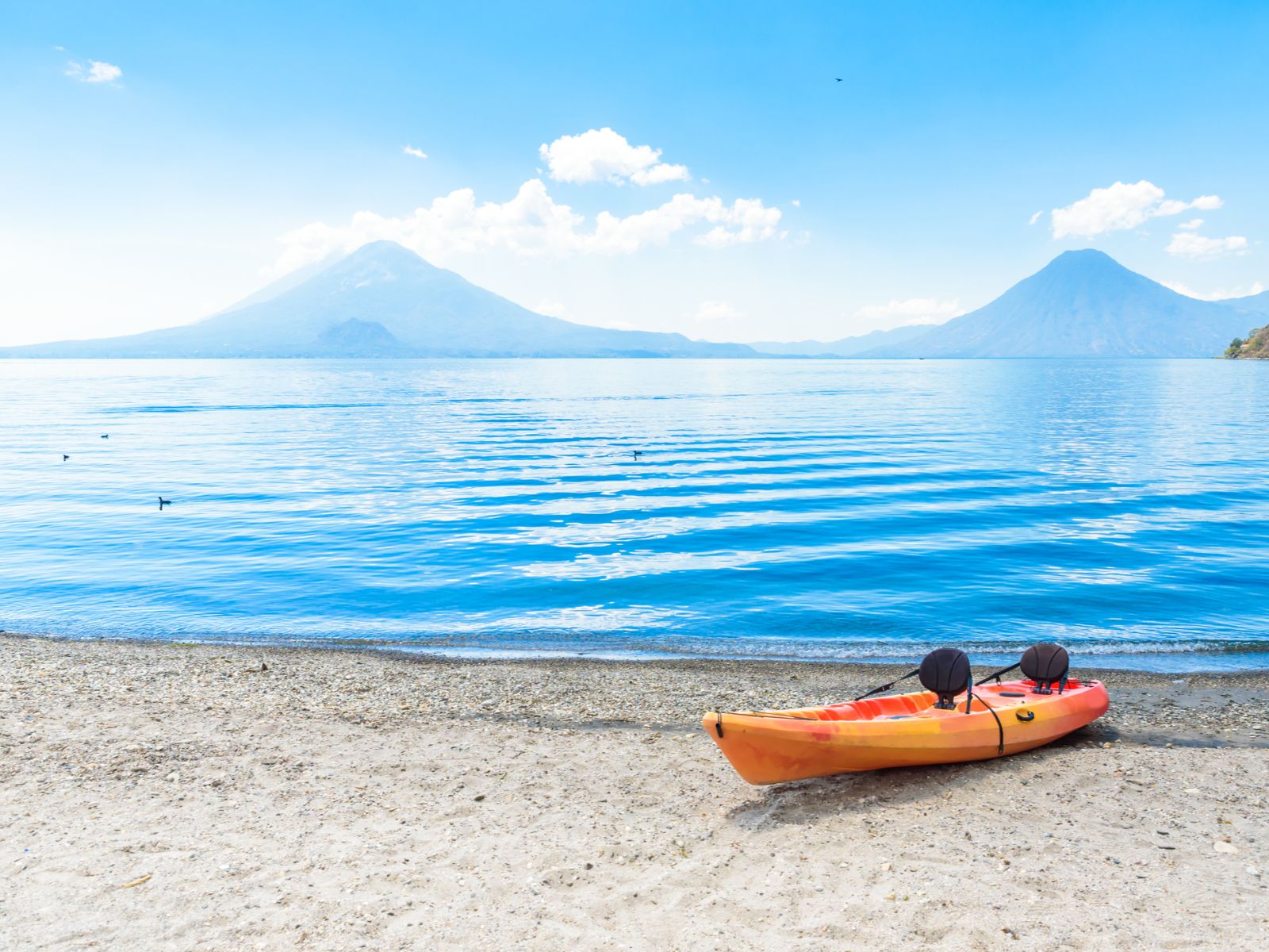 Rondreis Guatemala, Panajachel, excursie kajaktour meer van Atitlán, kano op het strand
