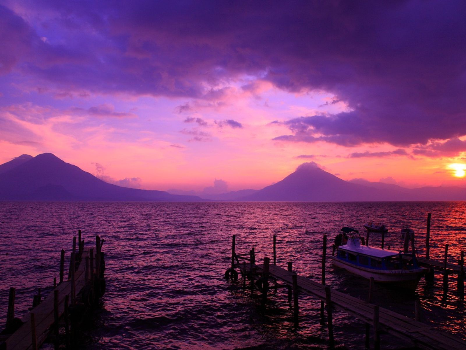 Rondreis Guatemala, Panajachel, excursie kanotoour over het Atitlán meer, bootje zonsopkomst
