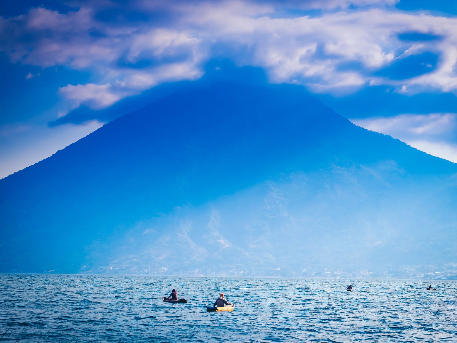 Rondreis Guatemala, Panajachel, excursie kanotoour over het Atitlán meer, kajakkers