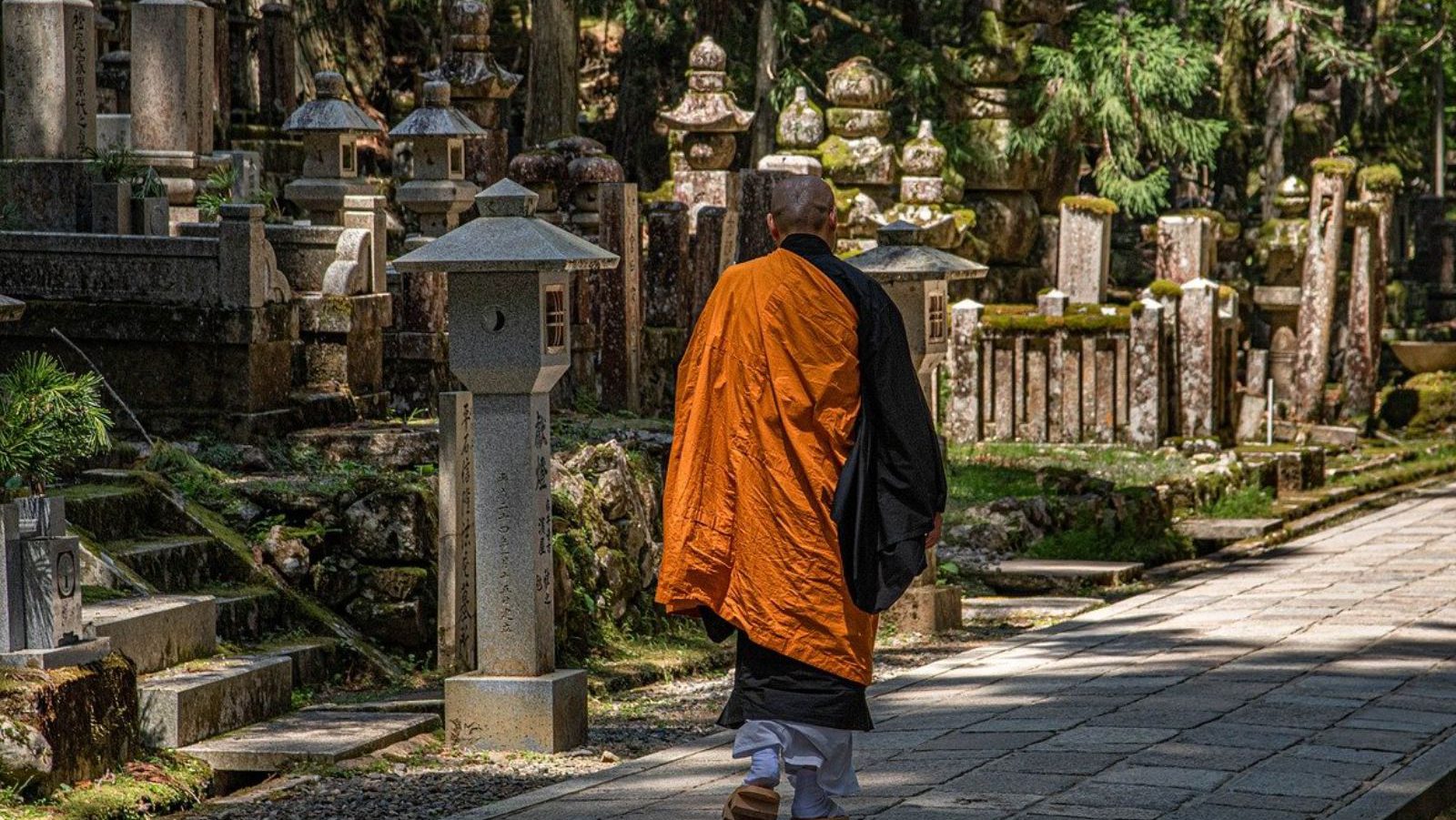 Rondreis Japan, Koyasan, Monnik loopt door Okunoin