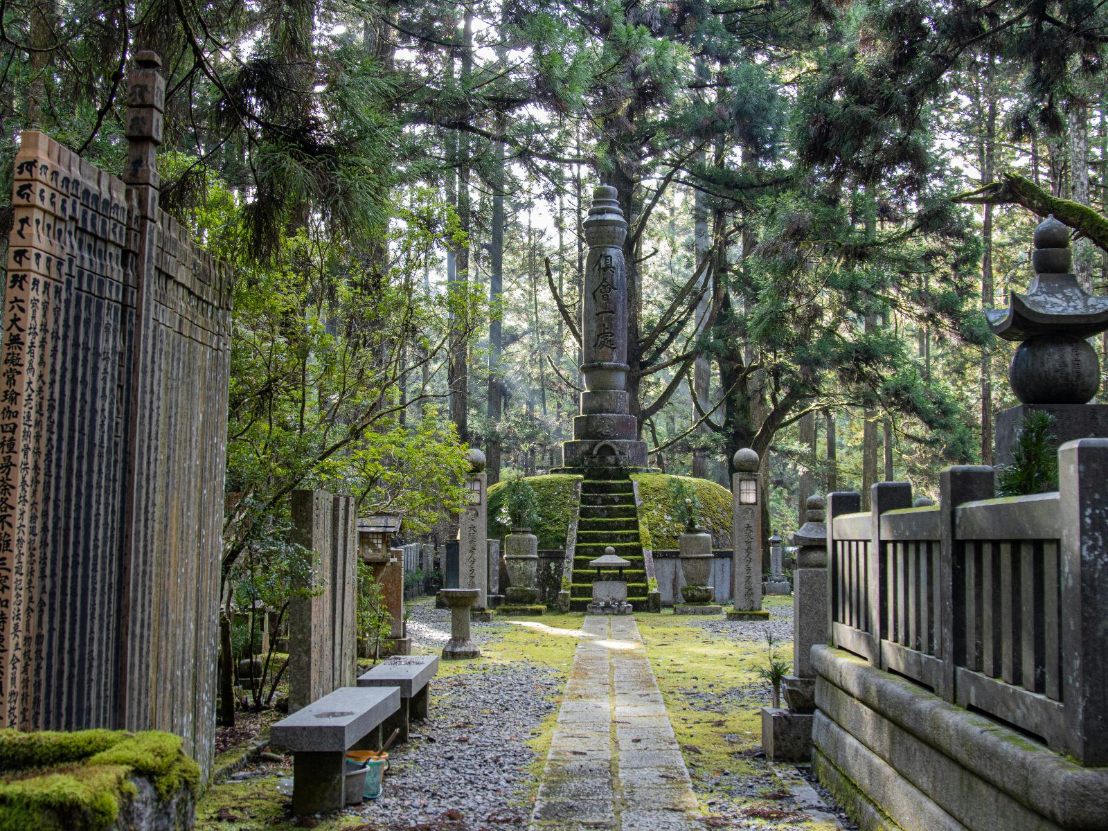 Rondreis Japan, Koyasan, excursie avondtour door Okunoin Cemetery, cemetery standbeelden