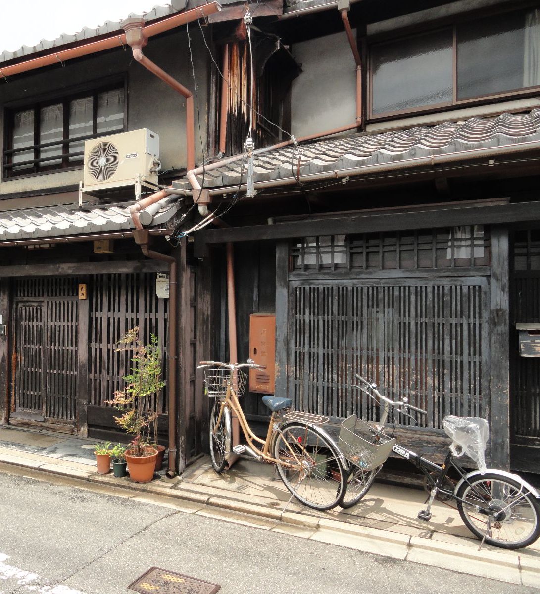Rondreis Japan, Kyoto, excursie Kyoto fietstour, rustige straat in Kyoto met fietsen