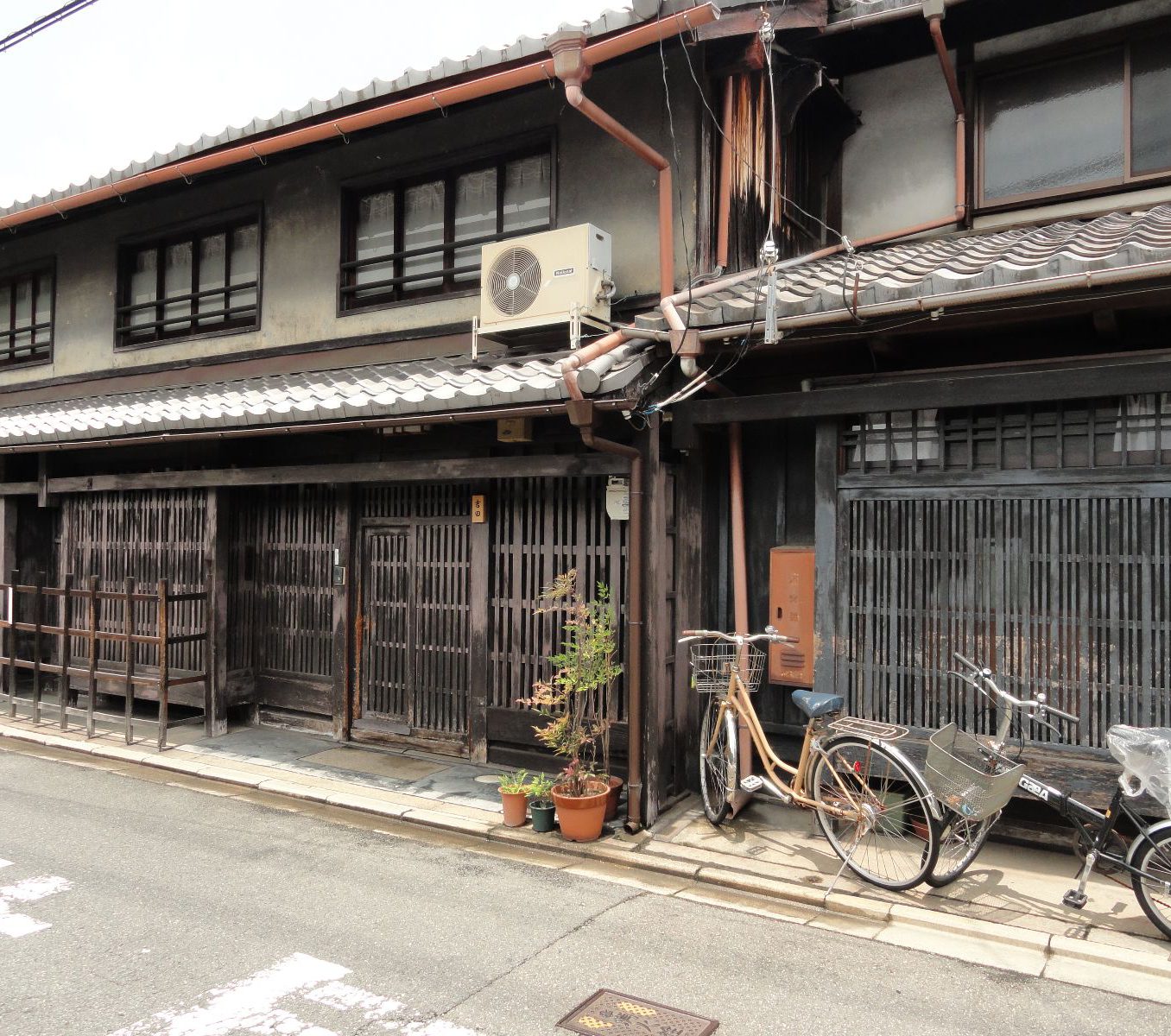 Rondreis Japan, Kyoto, excursie Kyoto fietstour, rustige straat in Kyoto met fietsen