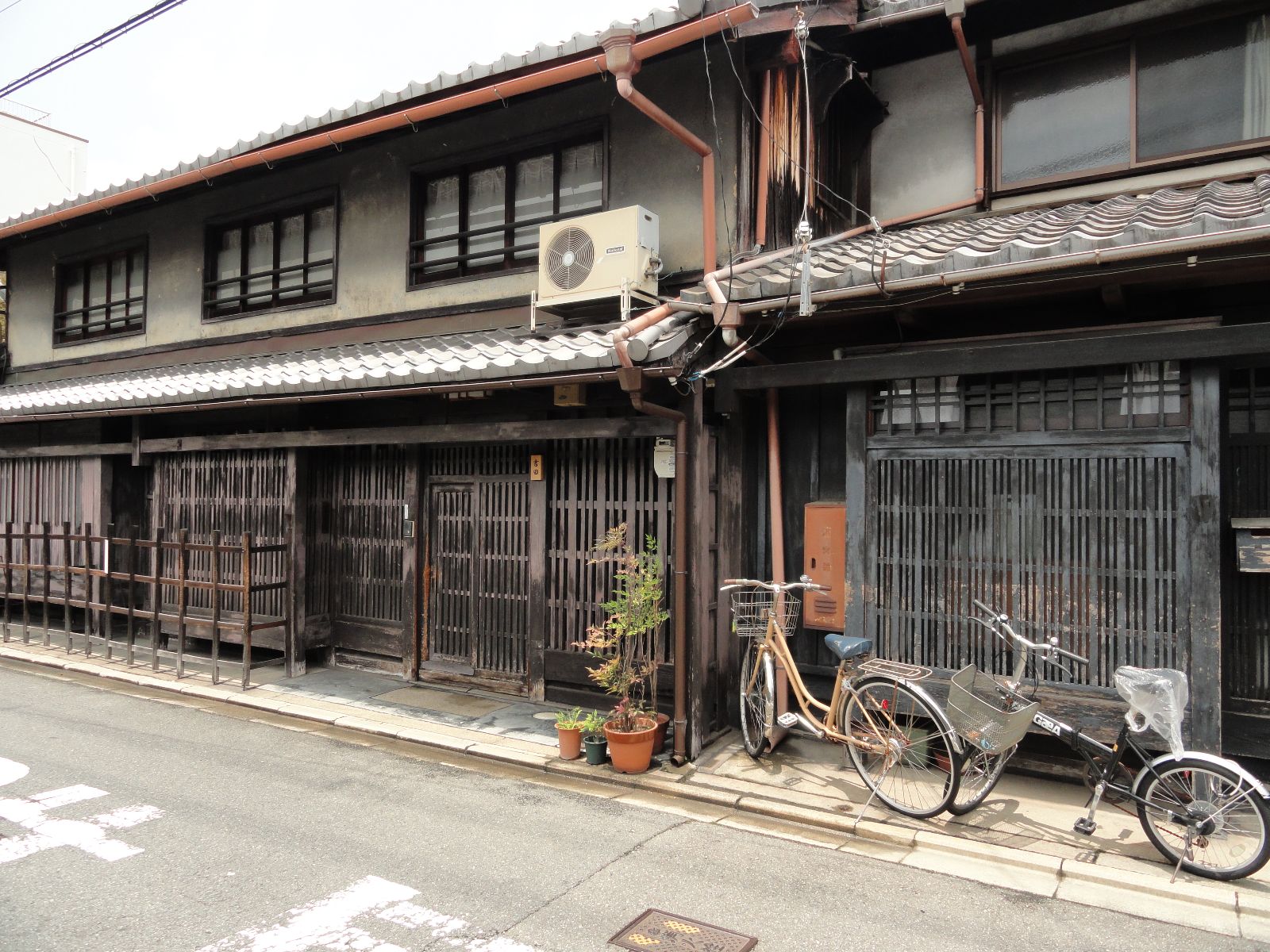 Rondreis Japan, Kyoto, excursie Kyoto fietstour, rustige straat in Kyoto met fietsen