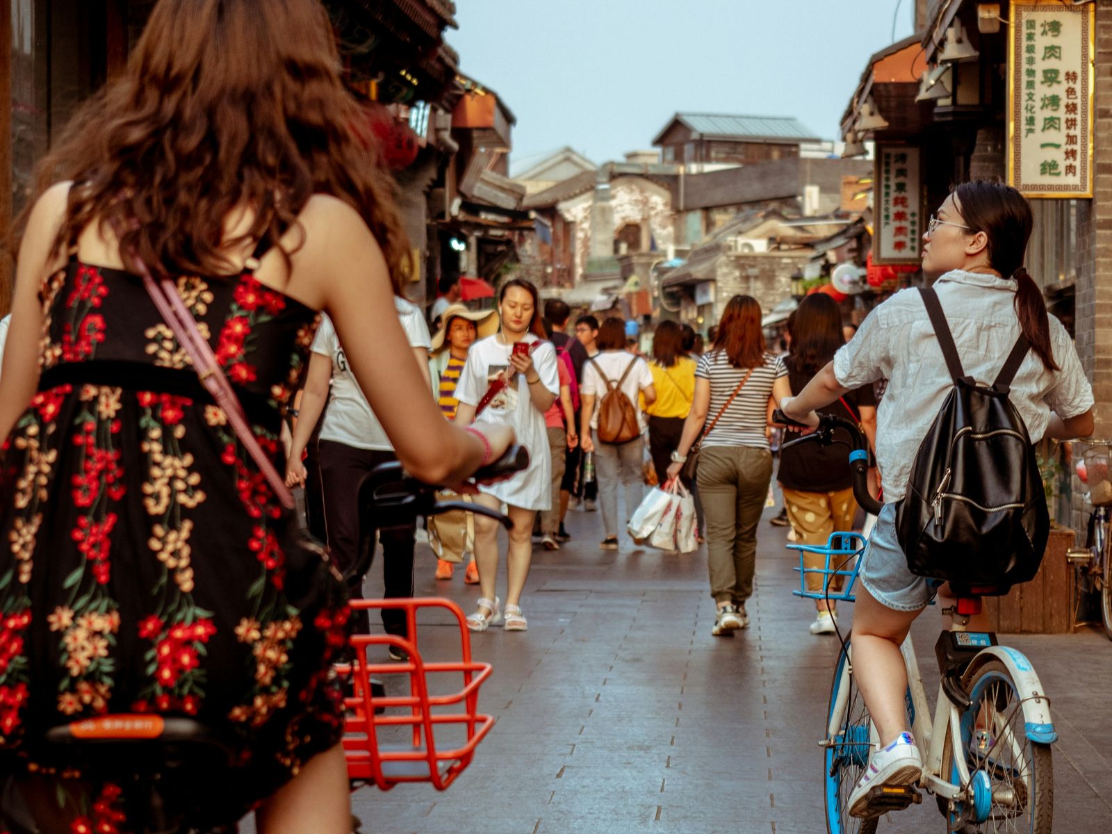 Rondreis Japan, Kyoto, excursie Kyoto fietstour, twee meiden op fietstour