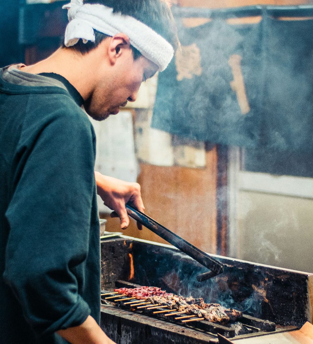 Rondreis Japan, Osaka, excursie Osaka food tour, chefkok aan het grillen in open keuken