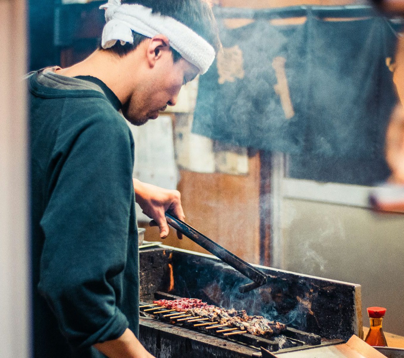 Rondreis Japan, Osaka, excursie Osaka food tour, chefkok aan het grillen in open keuken