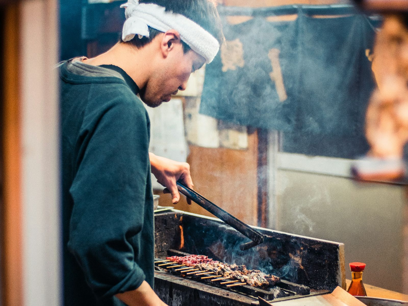 Rondreis Japan, Osaka, excursie Osaka food tour, chefkok aan het grillen in open keuken
