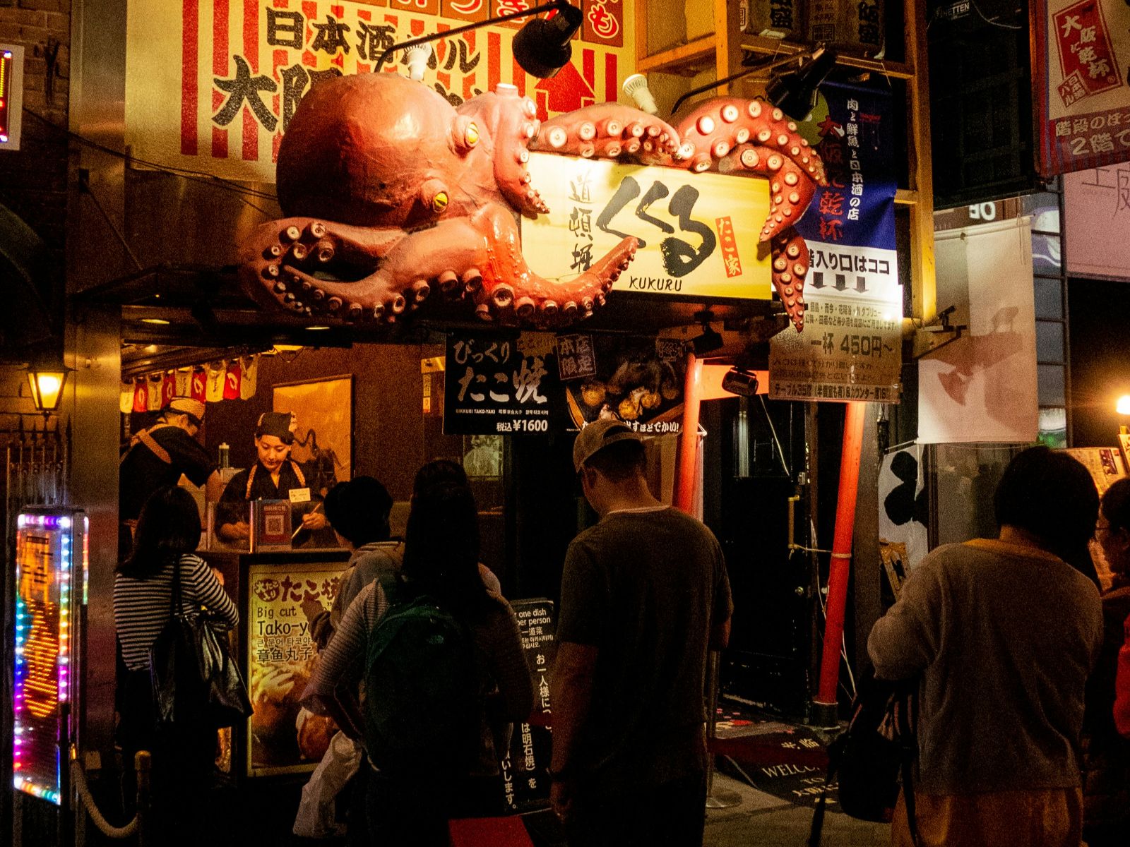 Rondreis Japan, Osaka, excursie Osaka food tour, eetstand in de avond met rij mensen