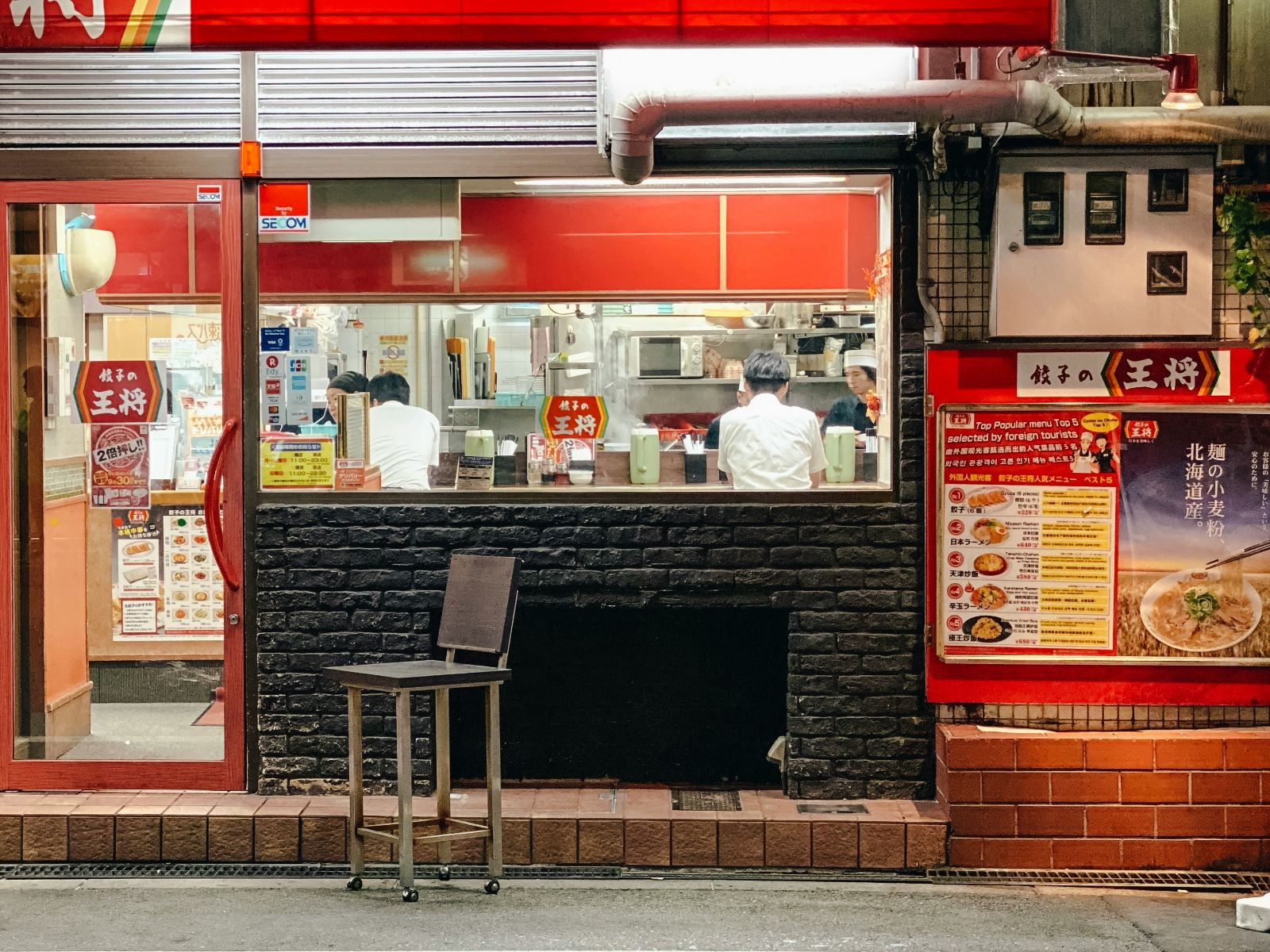 Rondreis Japan, Osaka, excursie Osaka food tour, eettent van de buitenkant