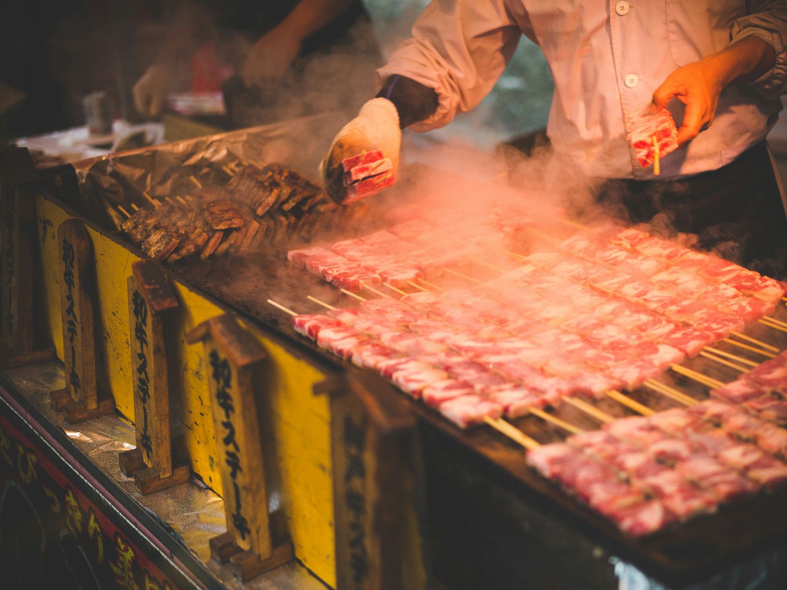 Rondreis Japan, Osaka, excursie Osaka food tour, vlees op de gril met rook
