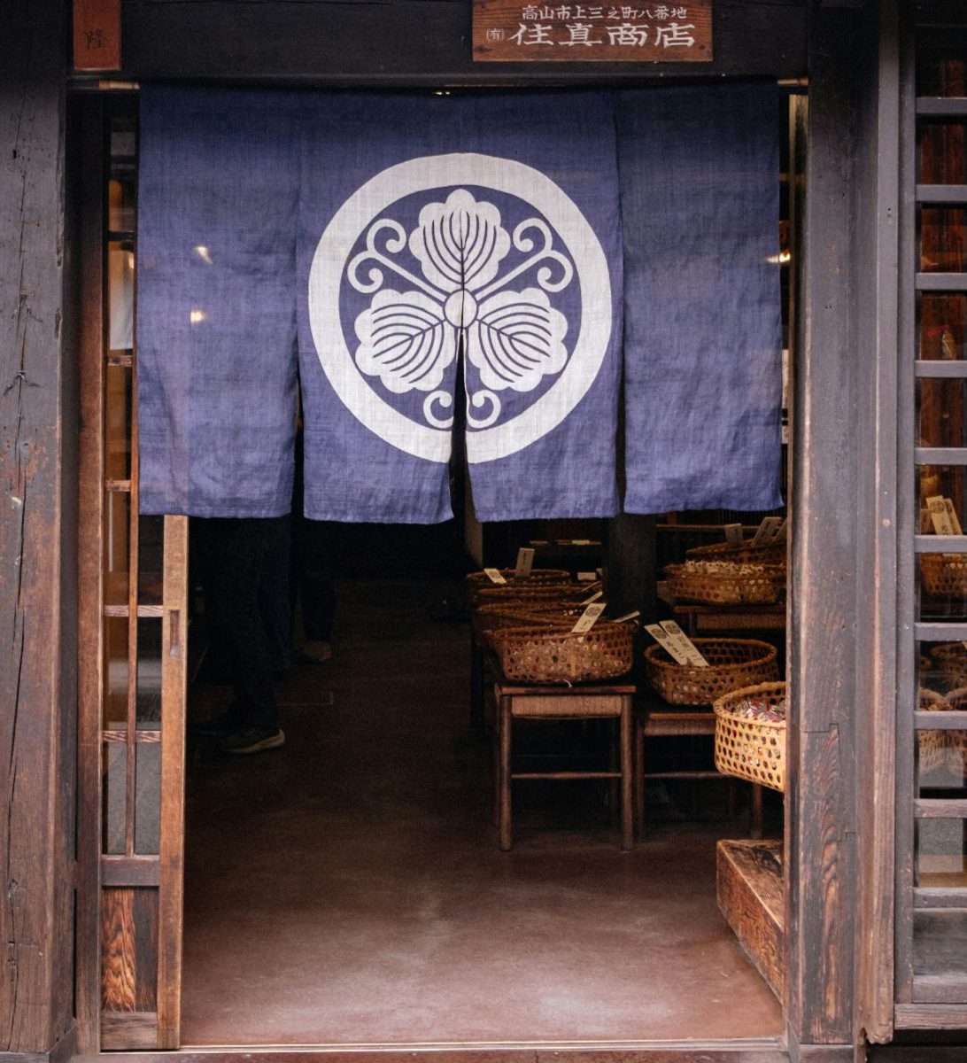 Rondreis Japan, Takayama, Food tour en culturele wandeling met gids, ingang van Japans restaurant
