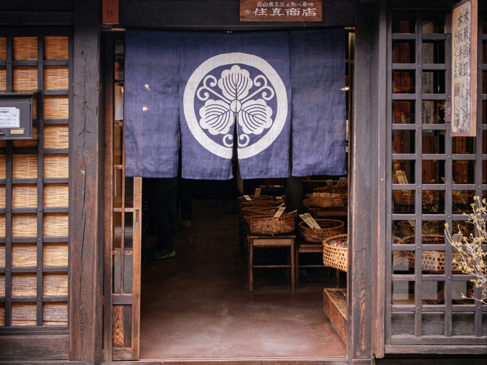 Rondreis Japan, Takayama, Food tour en culturele wandeling met gids, ingang van Japans restaurant