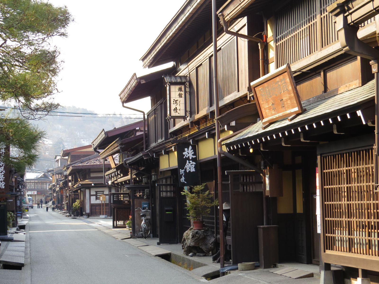 Rondreis Japan, Takayama, Food tour en culturele wandeling met gids, straat in Takayama met restaurantjes
