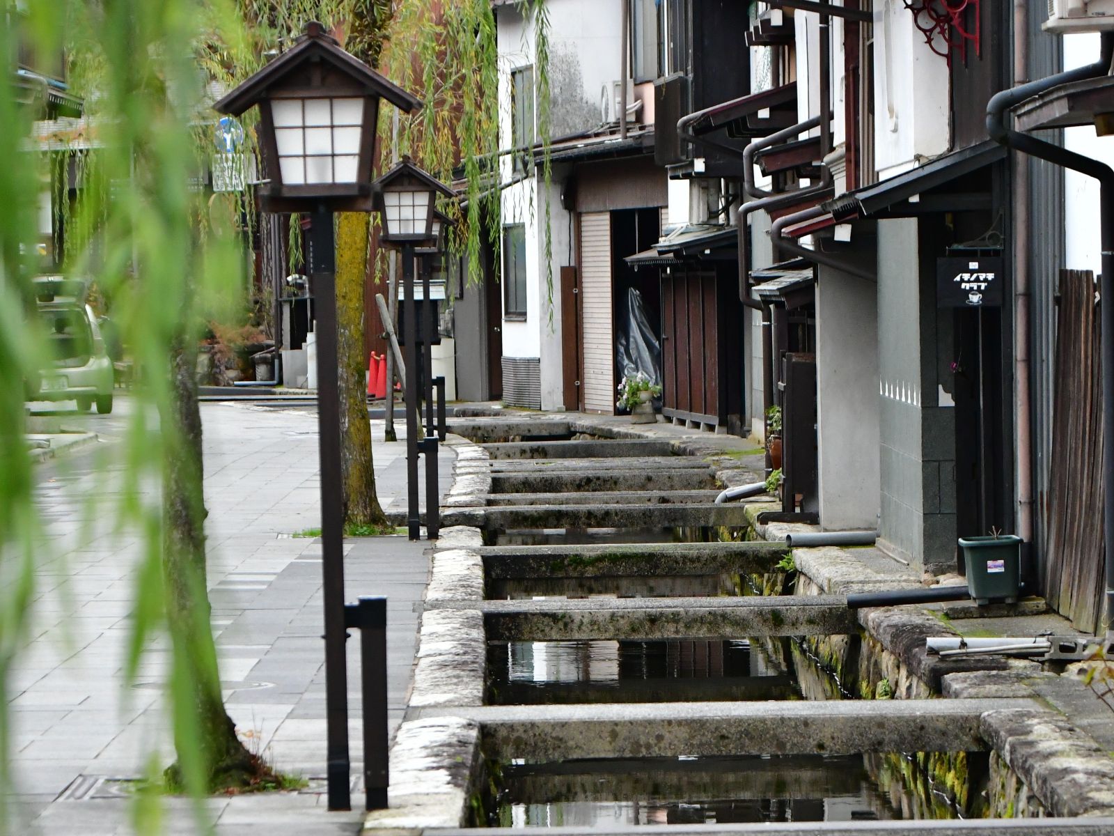 Rondreis Japan, Takayama, excursie fietstour door Hida Furukawa, huizen langs de sloot in Hida Furukawa