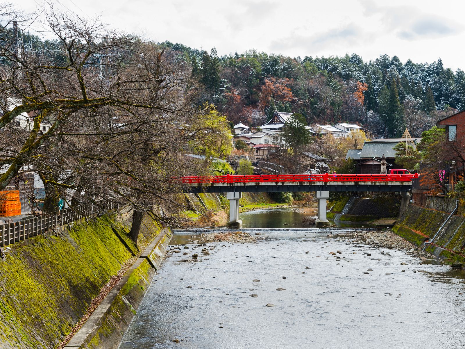 Rondreis Japan, Takayama, excursie fietstour door Hida Furukawa, rode brug over rivier