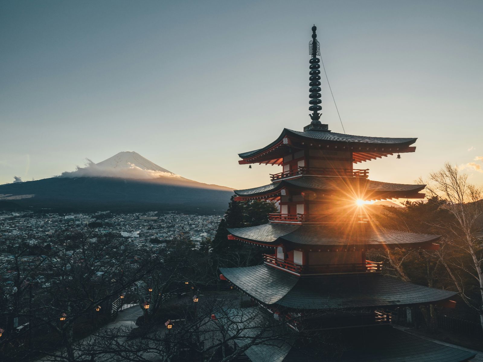 Rondreis Japan, Tokyo, excursie Dagtour Mount Fuji & Hakone, Pegoda bij zonsondergang met uitzicht op Mount Fuji