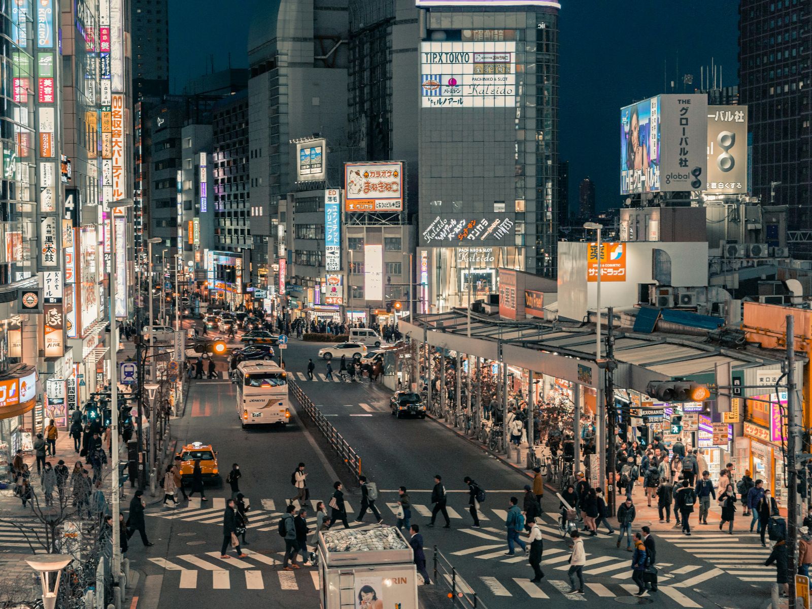 Rondreis Japan, Tokyo, excursie Tokyo foodtour, foto kruispunt Tokyo in de avond verlicht door verkeer en gebouwen