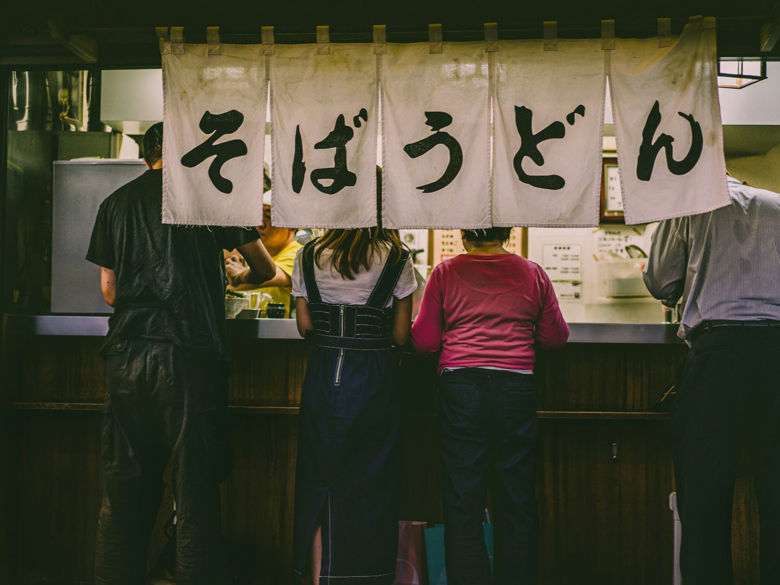 Rondreis Japan, Tokyo, excursie Tokyo foodtour, locals bij een eetkraampje