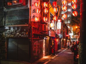 Rondreis Japan, Tokyo, excursie Tokyo foodtour, verlichte straat in Tokyo in de avond