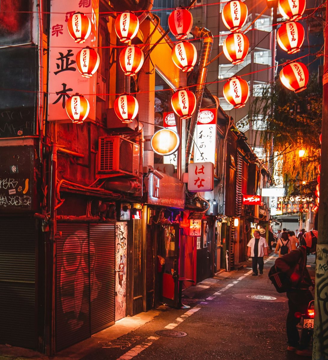 Rondreis Japan, Tokyo, excursie Tokyo foodtour, verlichte straat in Tokyo in de avond