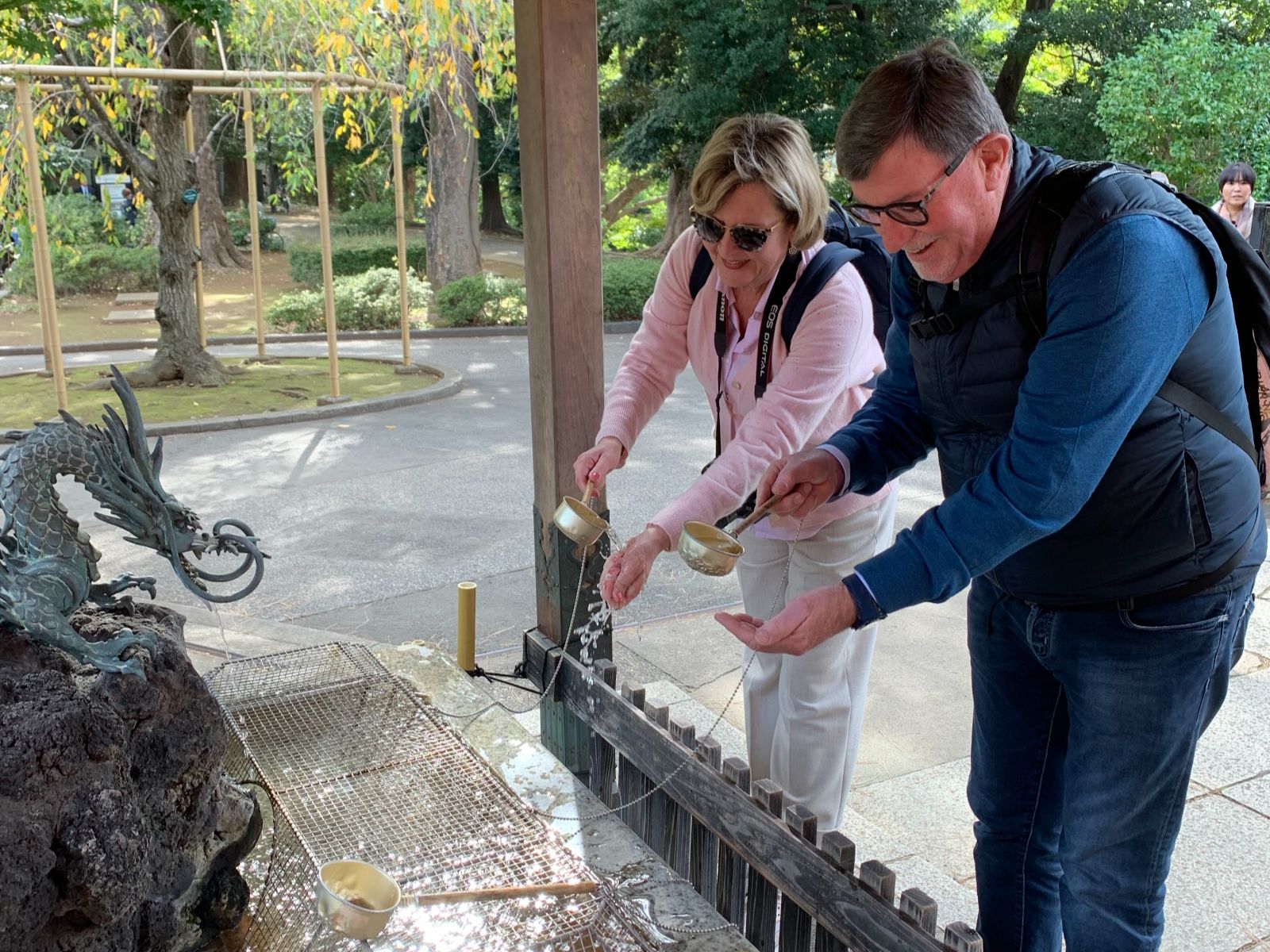 Rondreis Japan, Tokyo, excursie Tokyo wandeltour, Ueno Park toeristen wassen handen