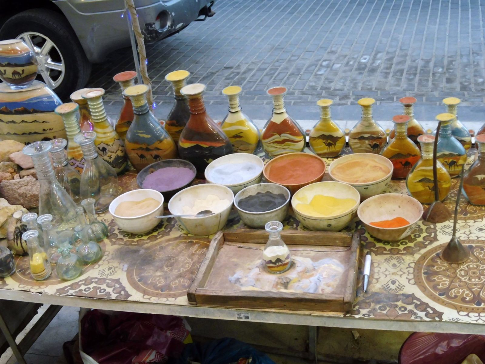 Rondreis Jordanië, Aqaba, zandflessen workshop, zandflessen en kleuren