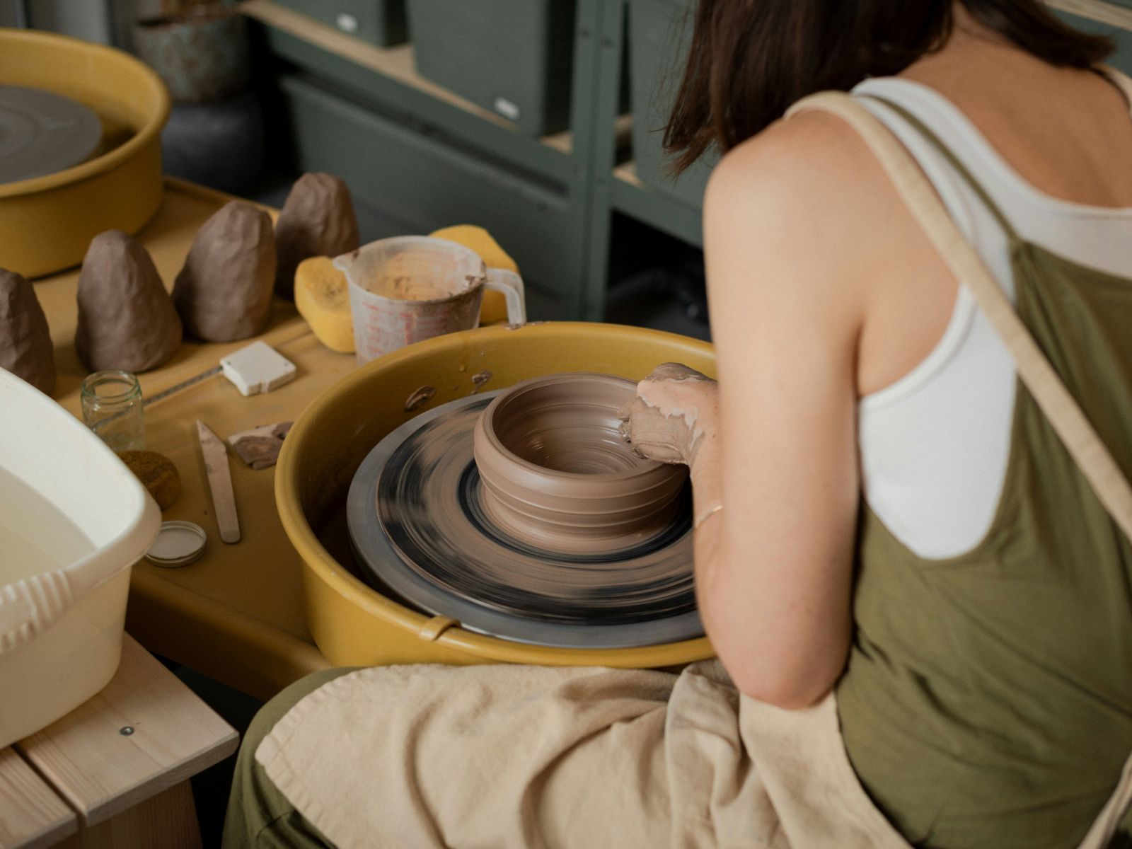 Rondreis Jordanië, As-Salt, excursie pottenbakken workshop, vrouw bezig met klein