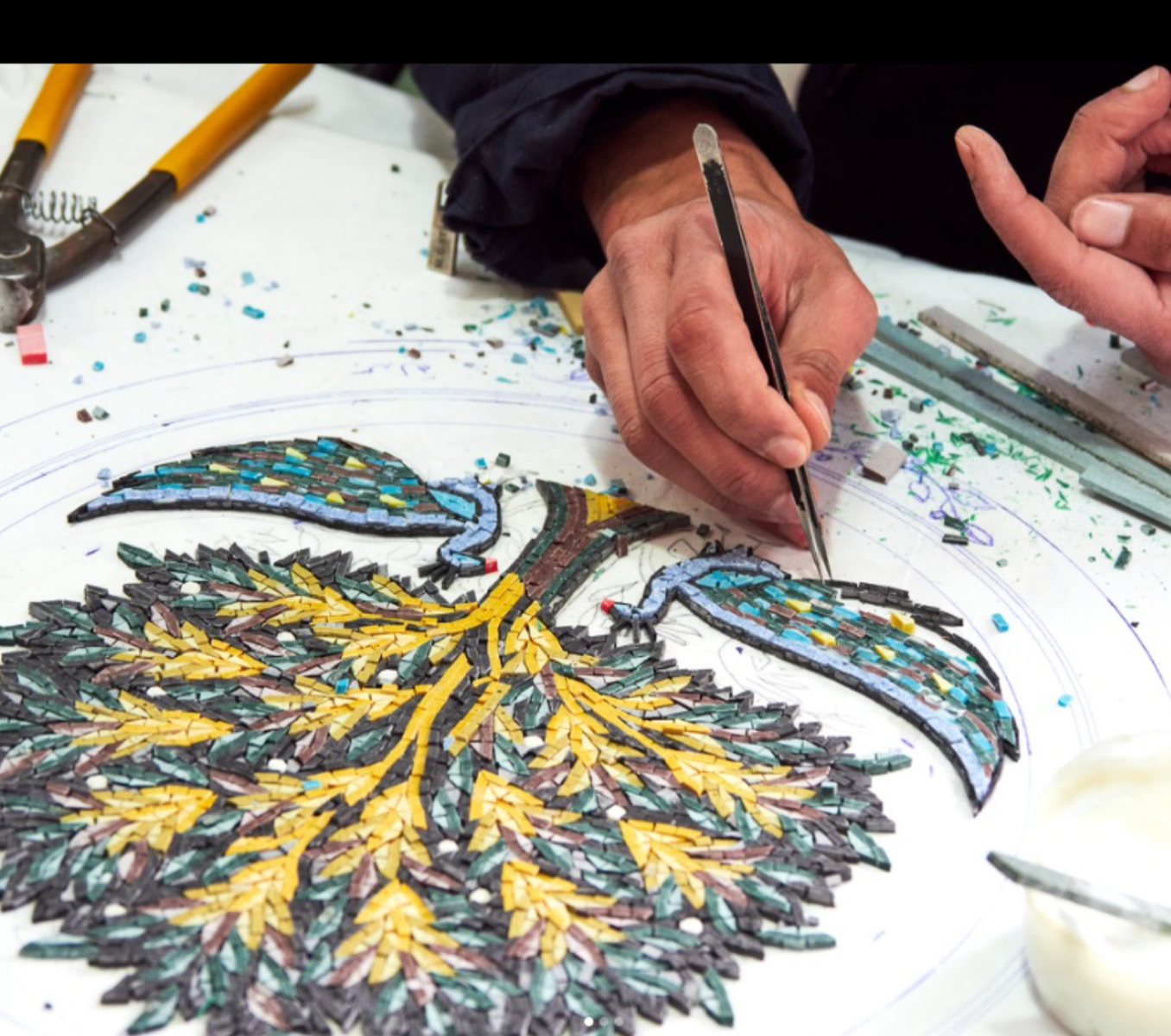 Rondreis Jordanie, Madaba, Mozaiek workshop, mozaiek met de hand