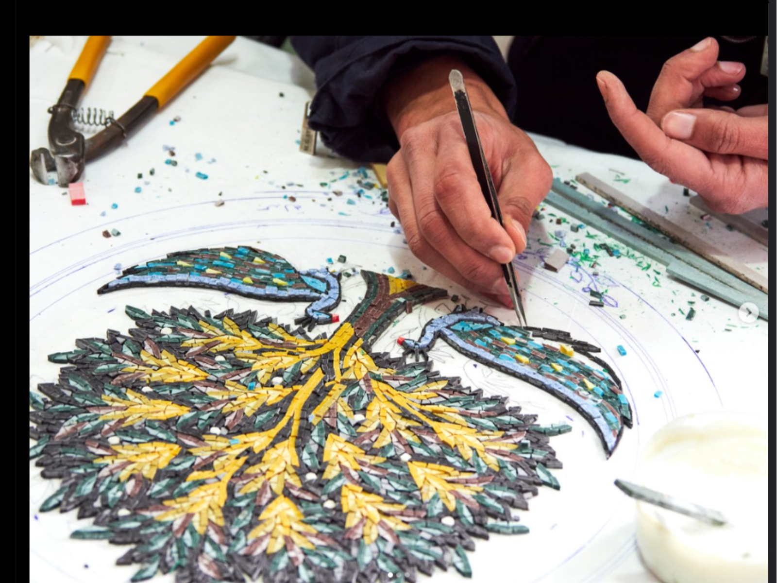 Rondreis Jordanie, Madaba, Mozaiek workshop, mozaiek met de hand