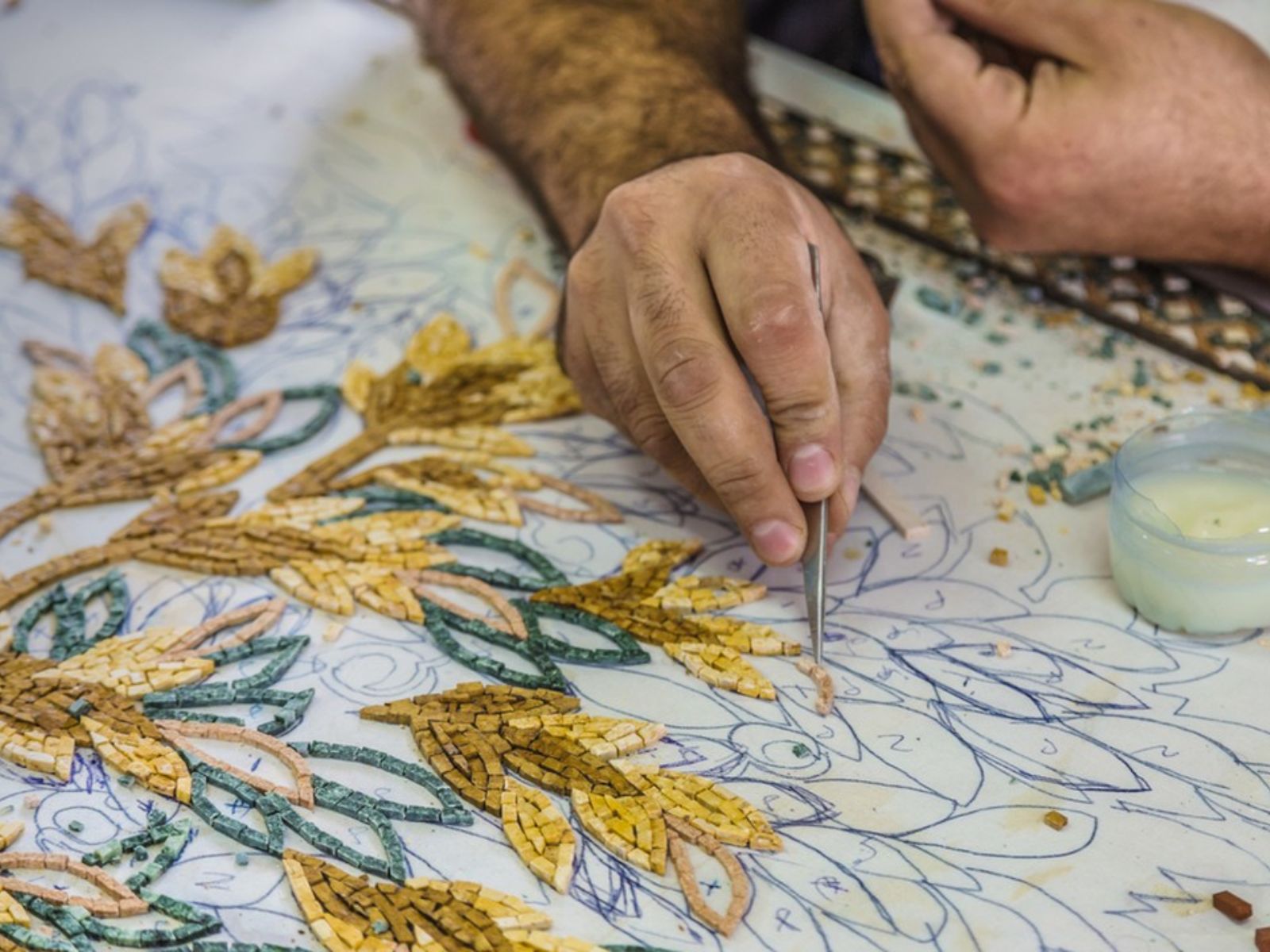 Rondreis Jordanië, Madaba, mozaïekworkshop, mozaïek maken in Madaba
