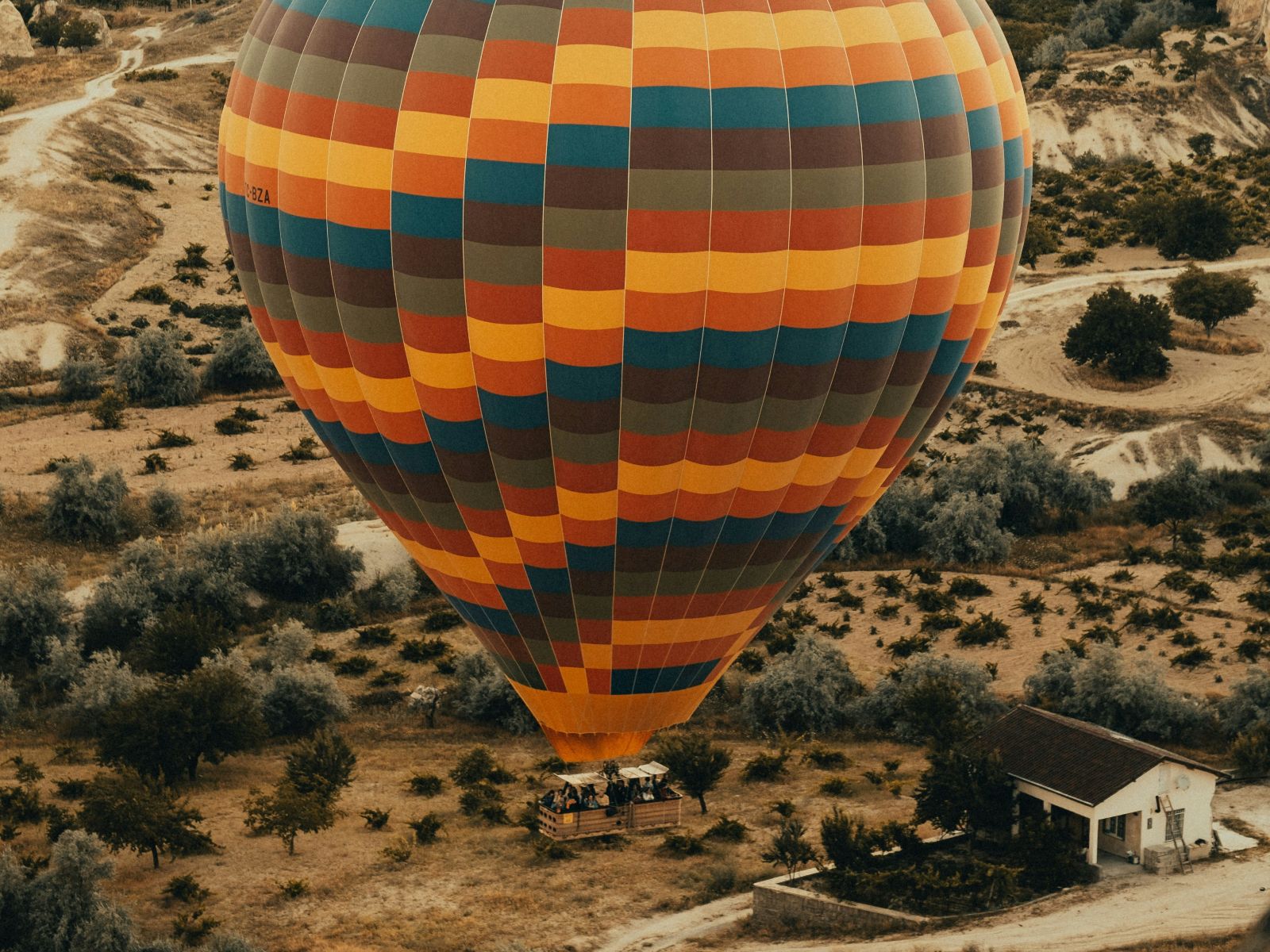 Rondreis Jordanië, Wadi Rum, Zonsopkomst luchtballon, luchtballon boven de woestijn