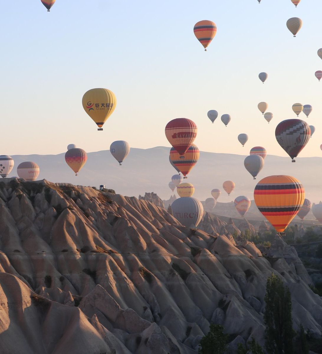 Rondreis Jordanië, Wadi Rum, Zonsopkomst luchtballon, meerdere luchtballonnen