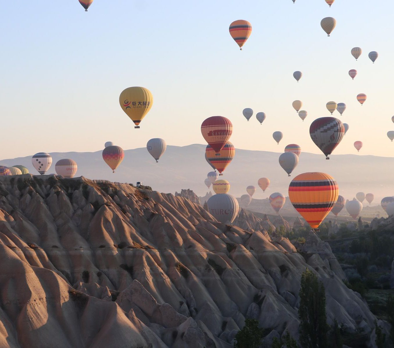 Rondreis Jordanië, Wadi Rum, Zonsopkomst luchtballon, meerdere luchtballonnen