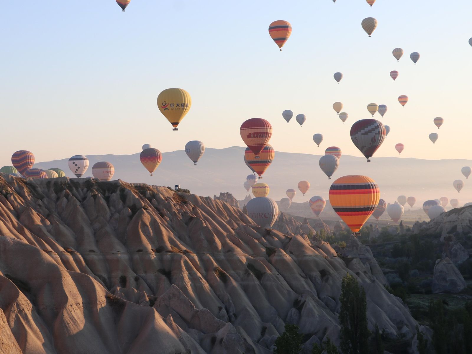 Rondreis Jordanië, Wadi Rum, Zonsopkomst luchtballon, meerdere luchtballonnen