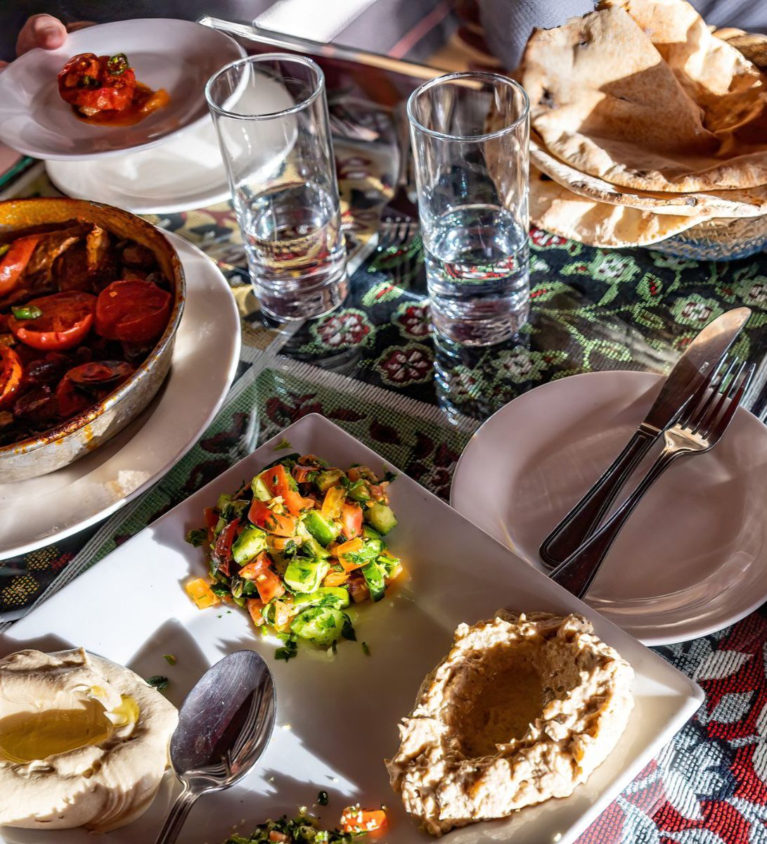 Rondreis Jordanië, Wadi Rum, excursie dineren bij lokale familie, eten op een tafel