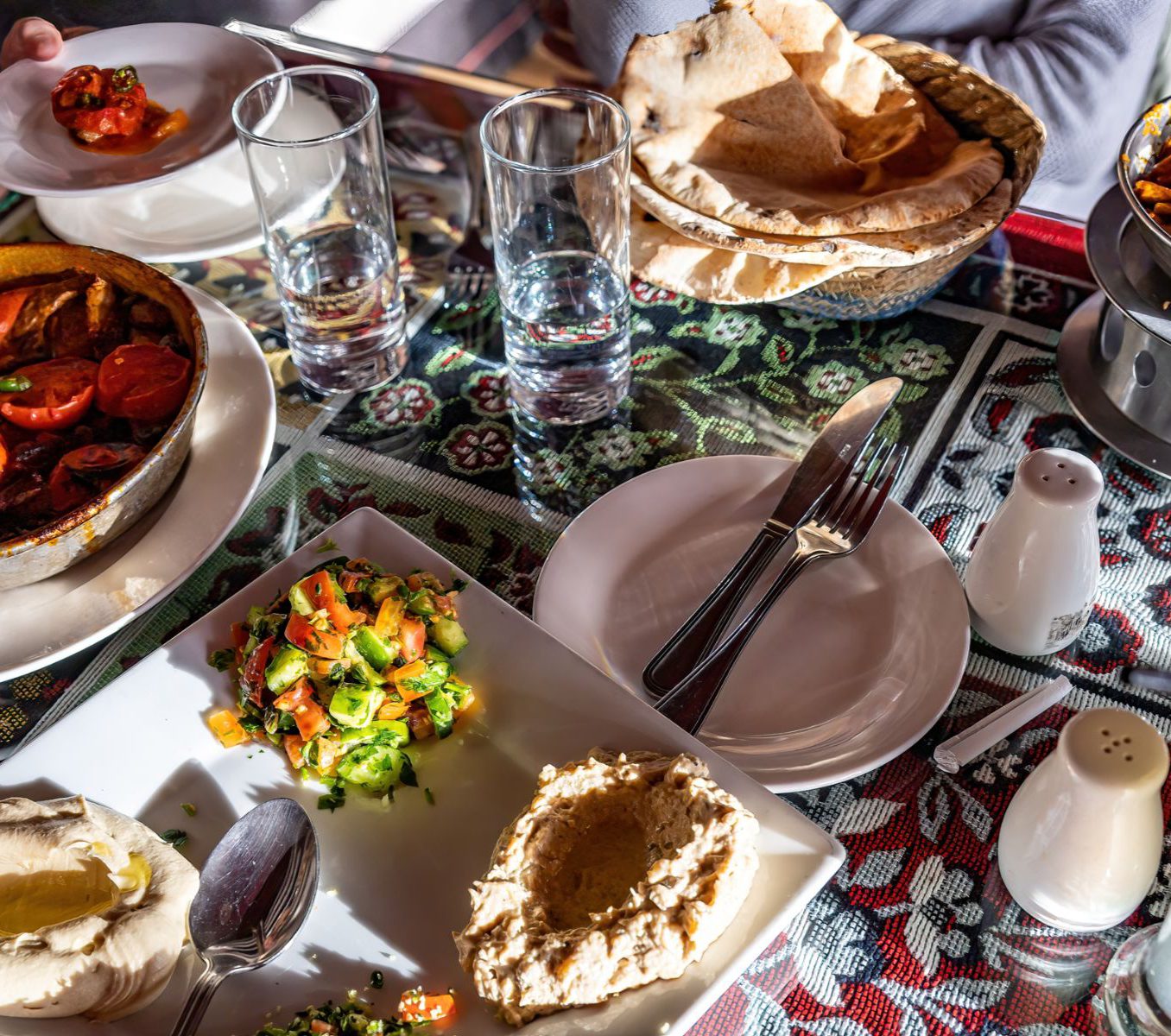 Rondreis Jordanië, Wadi Rum, excursie dineren bij lokale familie, eten op een tafel