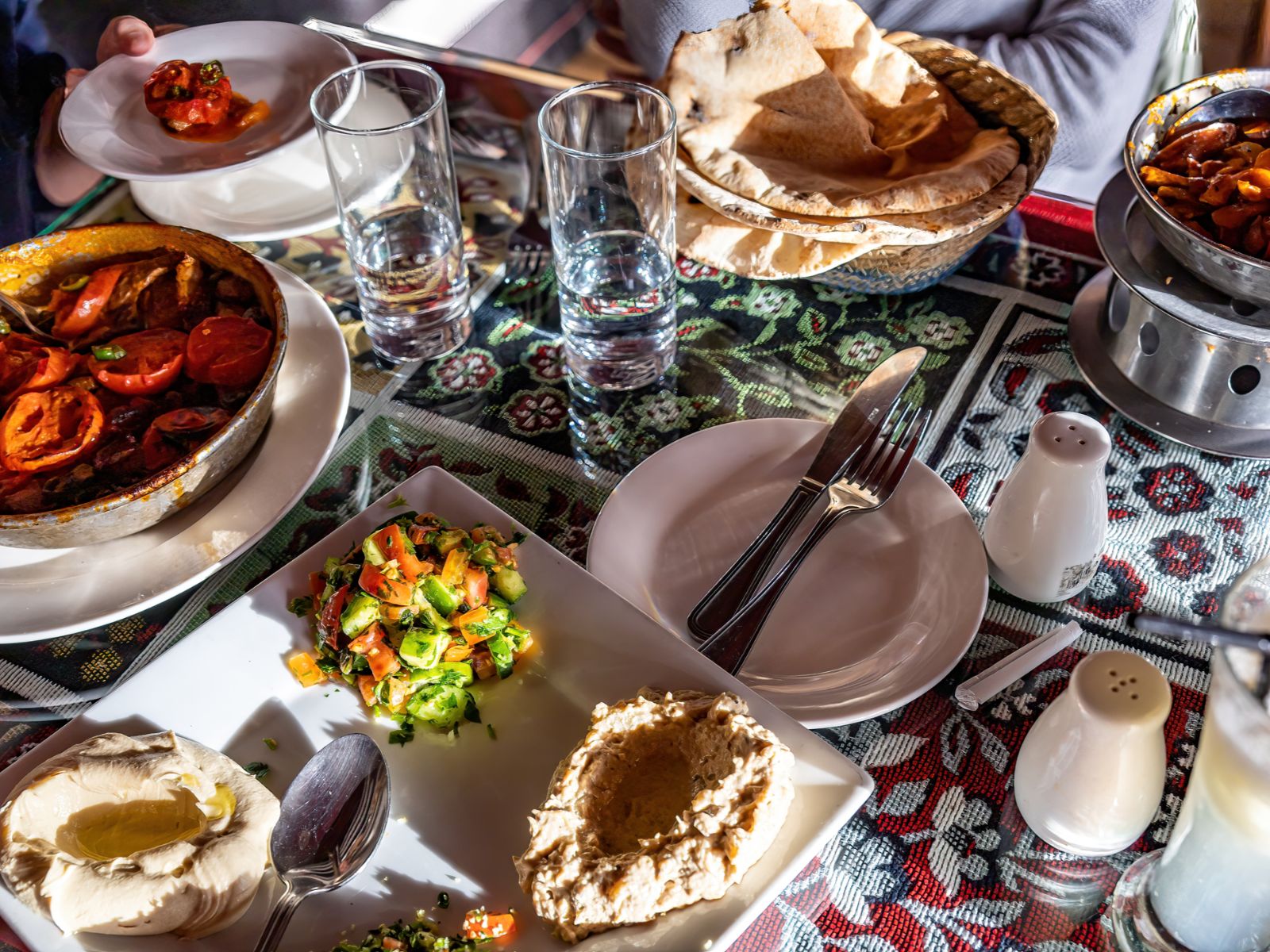 Rondreis Jordanië, Wadi Rum, excursie dineren bij lokale familie, eten op een tafel