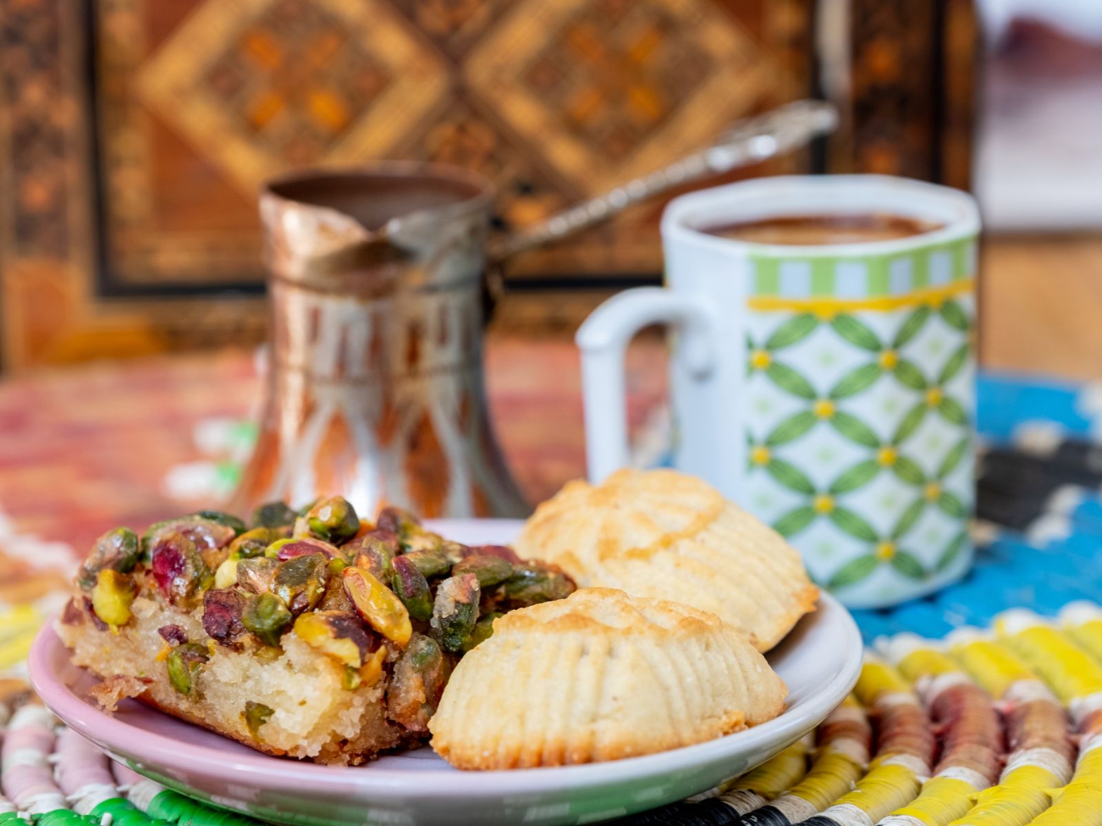 Rondreis Jordanië, Wadi Rum, excursie dineren bij lokale familie, koffie met maamoul