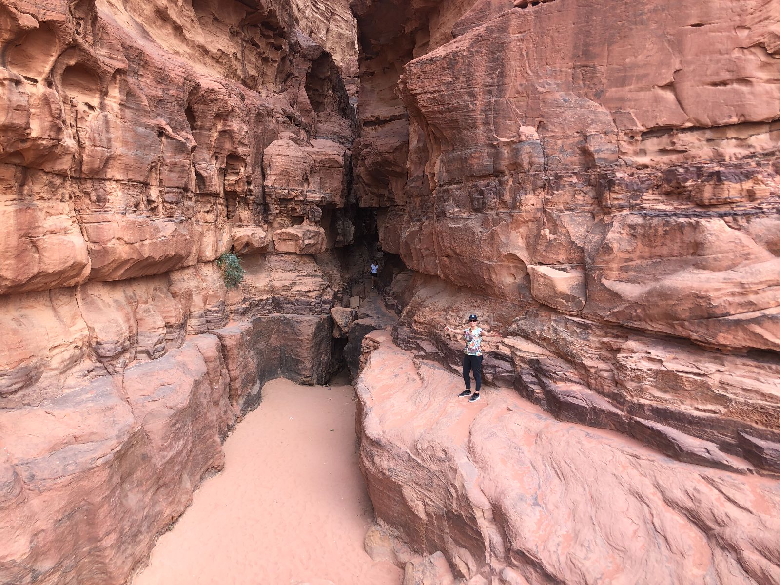 Rondreis Jordanië, Wadi Rum, excursie jeeptour Wadi Rum, Joanne tussen rotsen