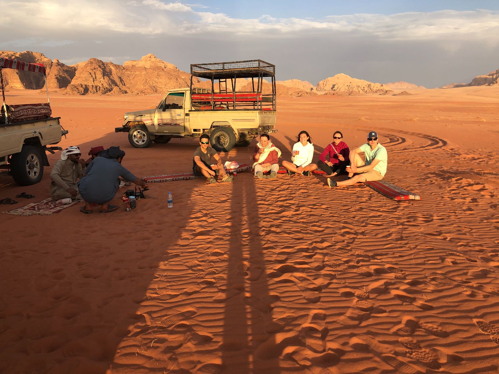 Rondreis Jordanië, Wadi Rum, excursie jeeptour Wadi Rum, drankje bij ondergaande zon