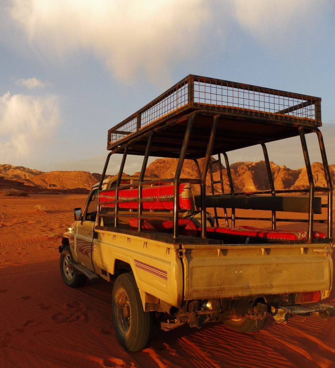 Rondreis Jordanië, Wadi Rum, excursie jeeptour Wadi Rum, jeep in de zandduinen