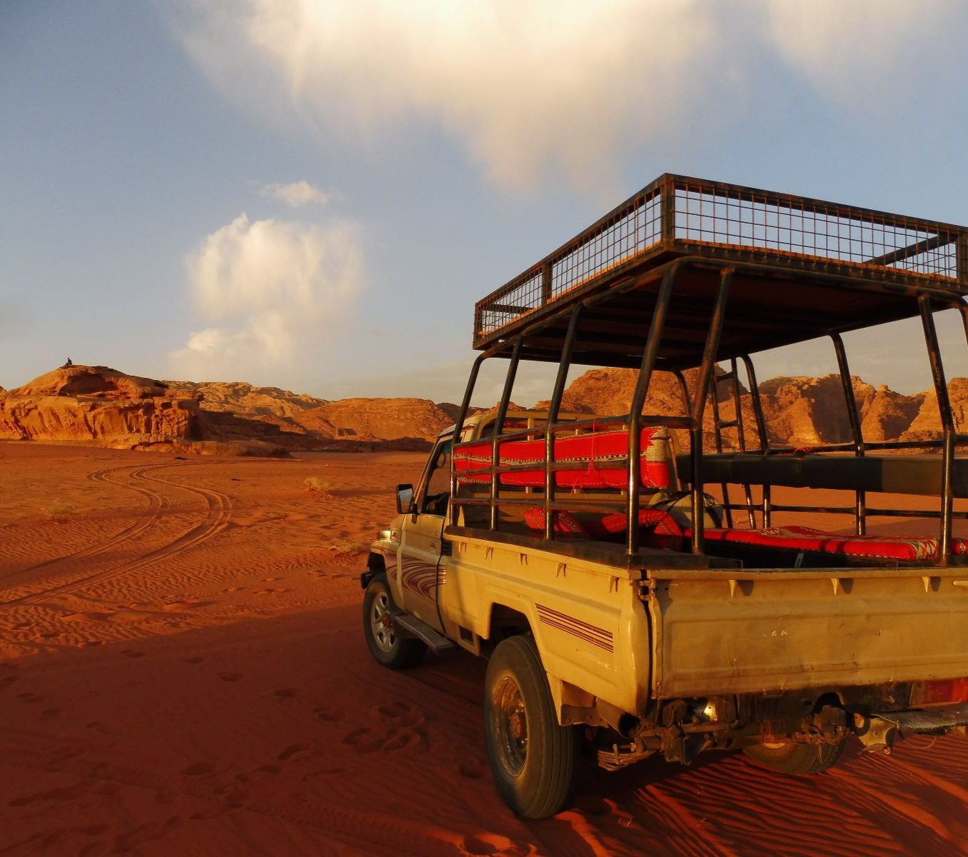 Rondreis Jordanië, Wadi Rum, excursie jeeptour Wadi Rum, jeep in de zandduinen