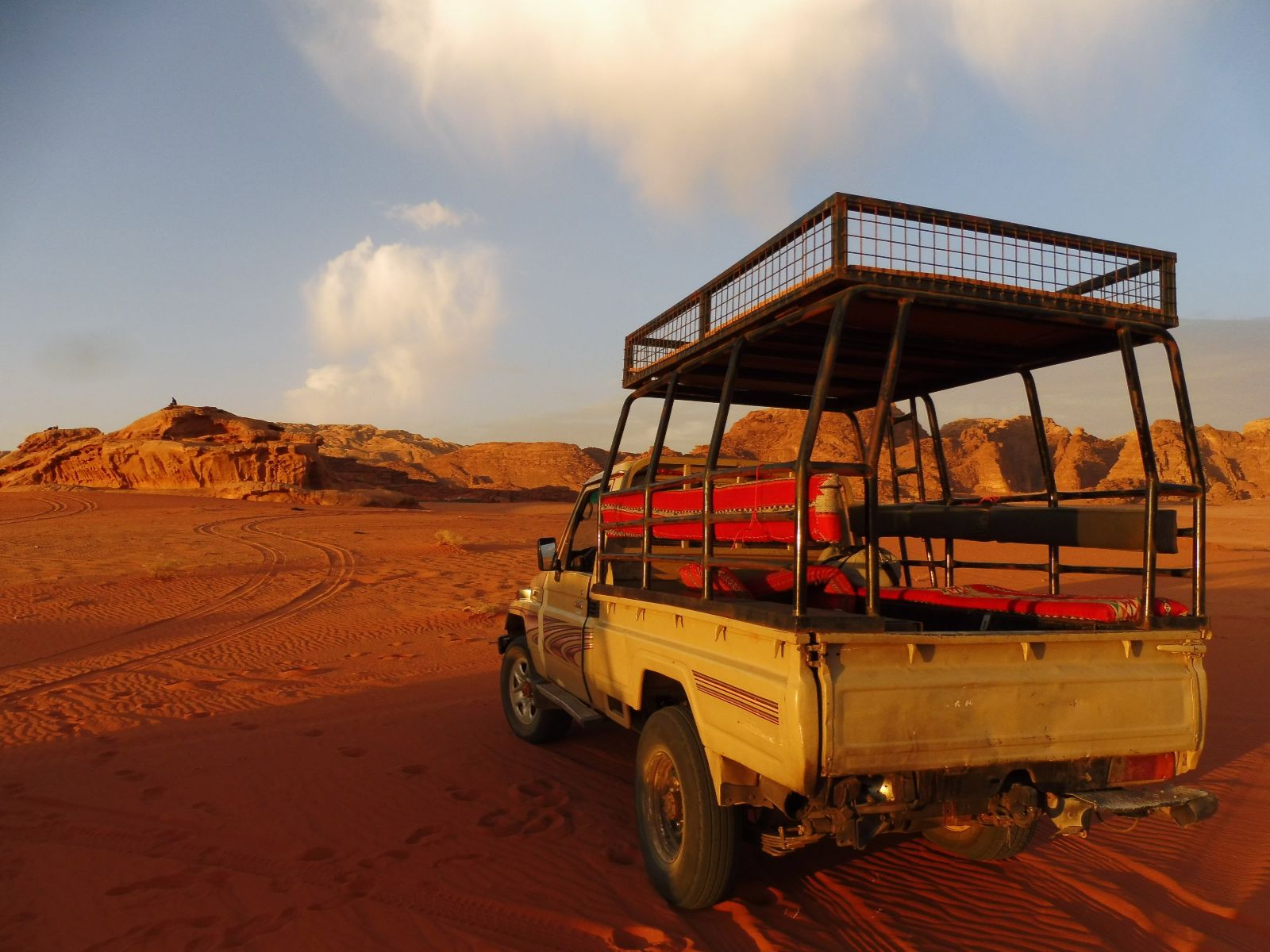 Rondreis Jordanië, Wadi Rum, excursie jeeptour Wadi Rum, jeep in de zandduinen