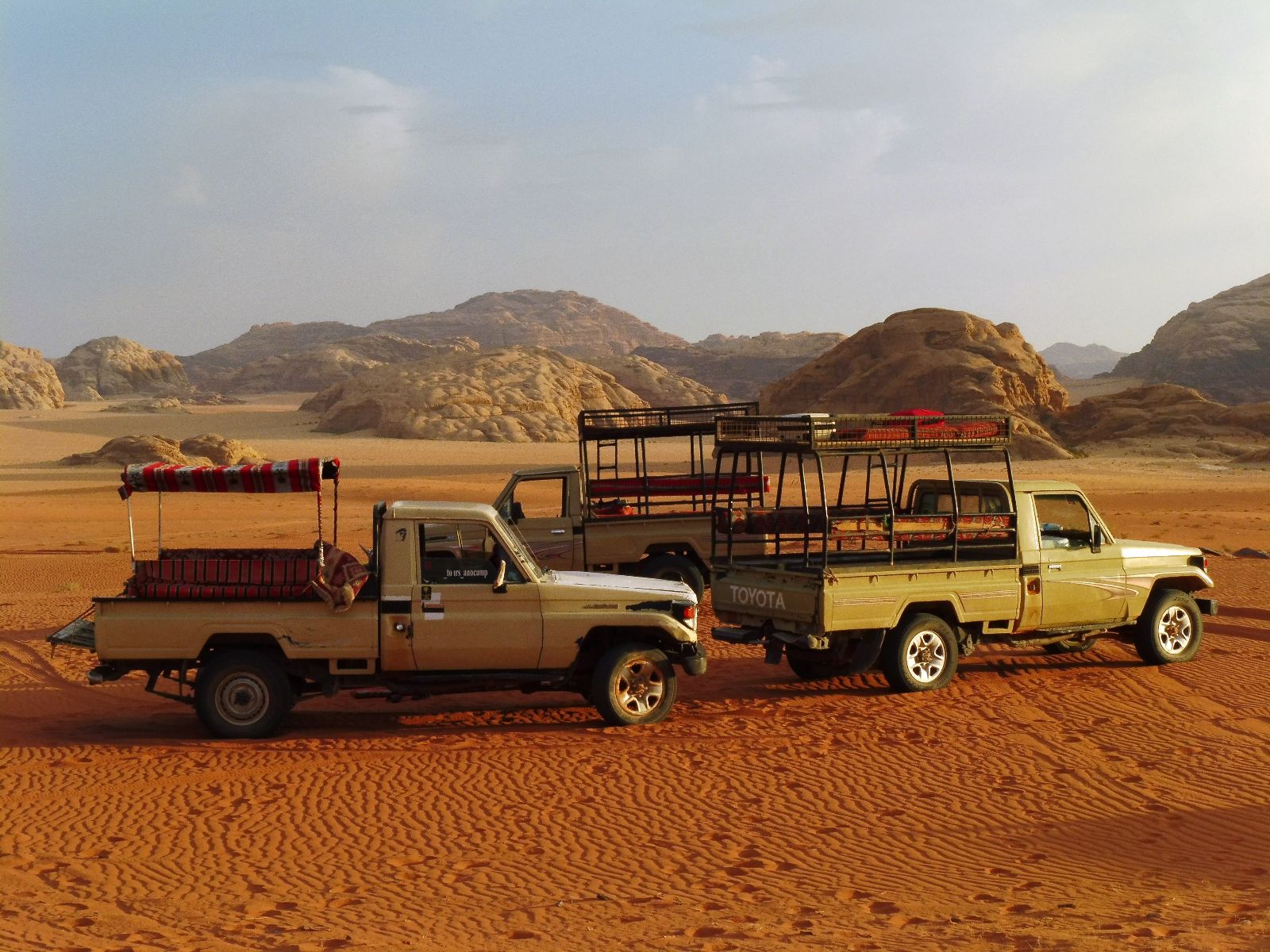 Rondreis Jordanië, Wadi Rum, excursie jeeptour Wadi Rum, jeeps in de zandduinen