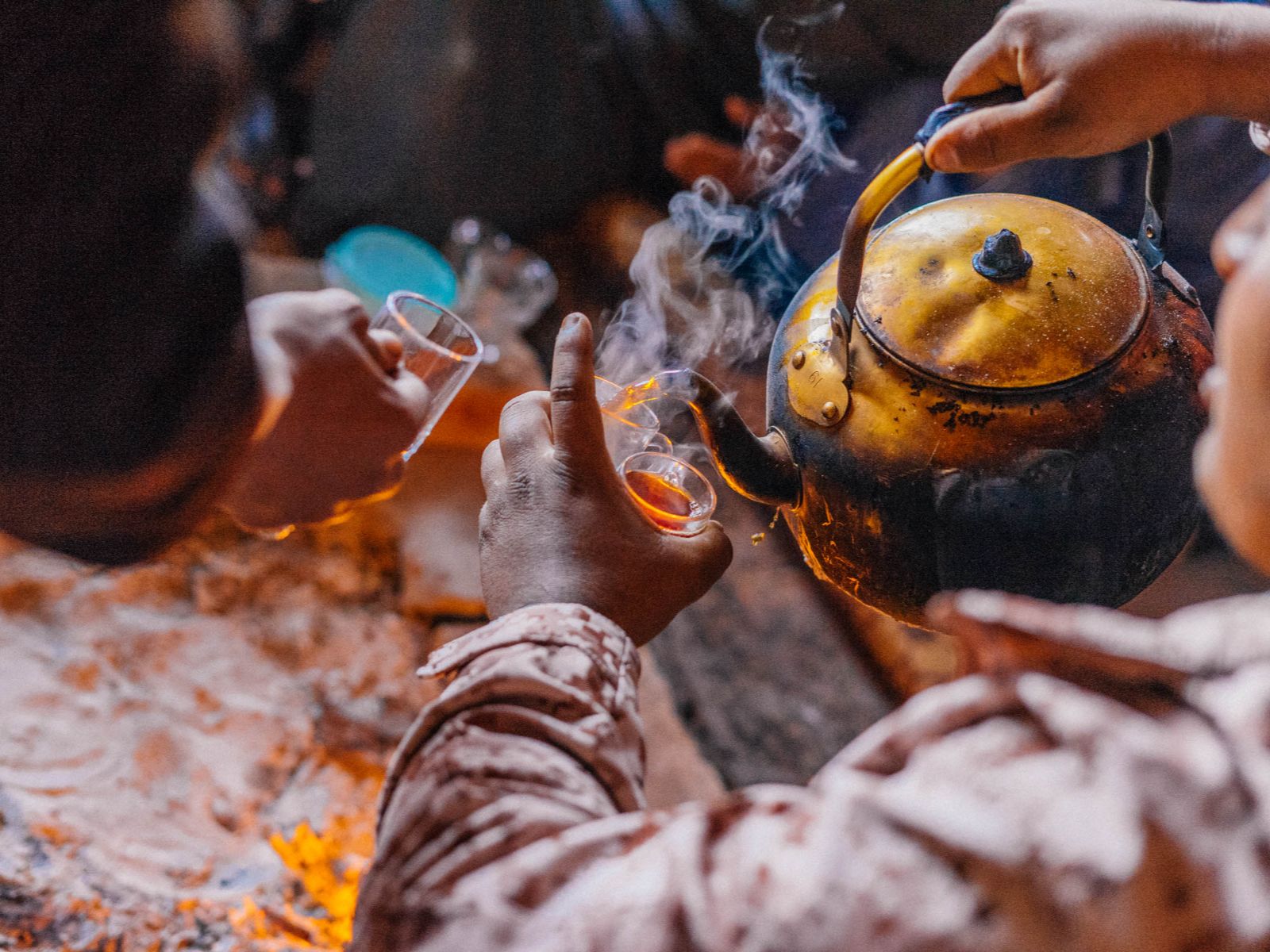 Rondreis Jordanië, Wadi Rum, excursie koffie en verhalen bij Bedoeïnen, theepot boven vuur